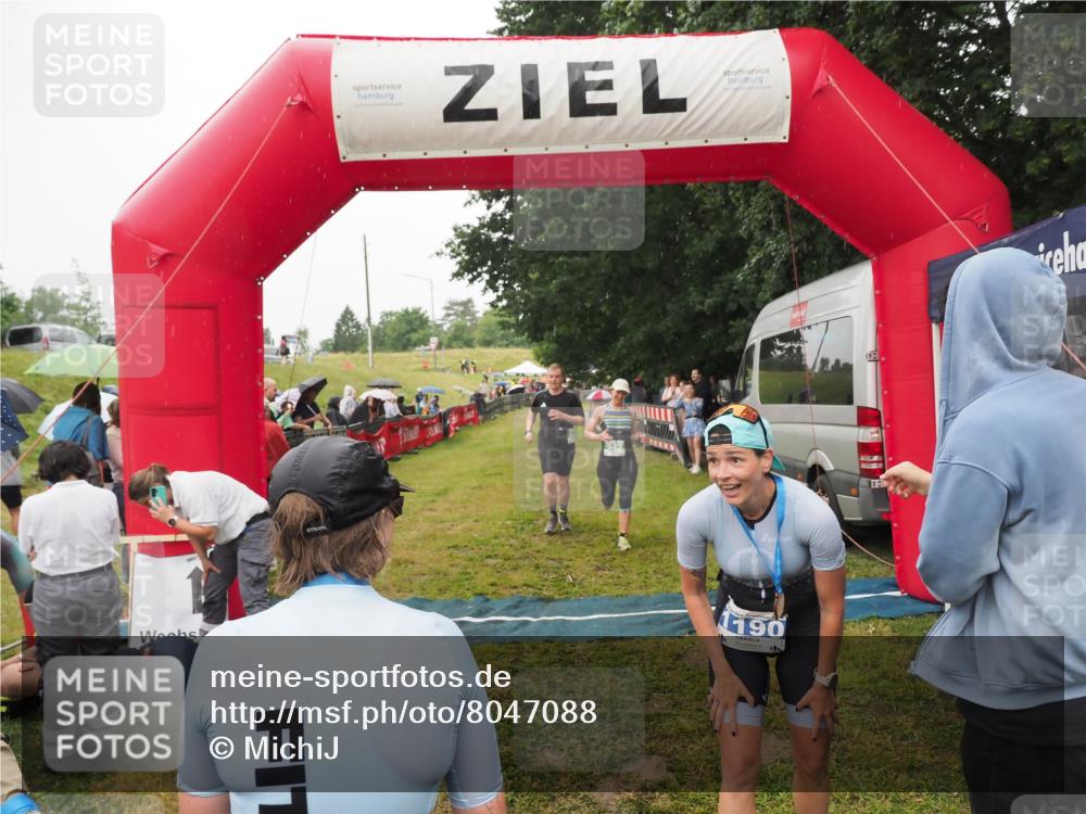 21.06.2025 - 27. Vierlanden-Triathlon MichiJ http://msf.ph/oto/8047088 15.06.2026 14:09:35 Ziel 687, 942, 1190, 1191 meine-sportfotos.de