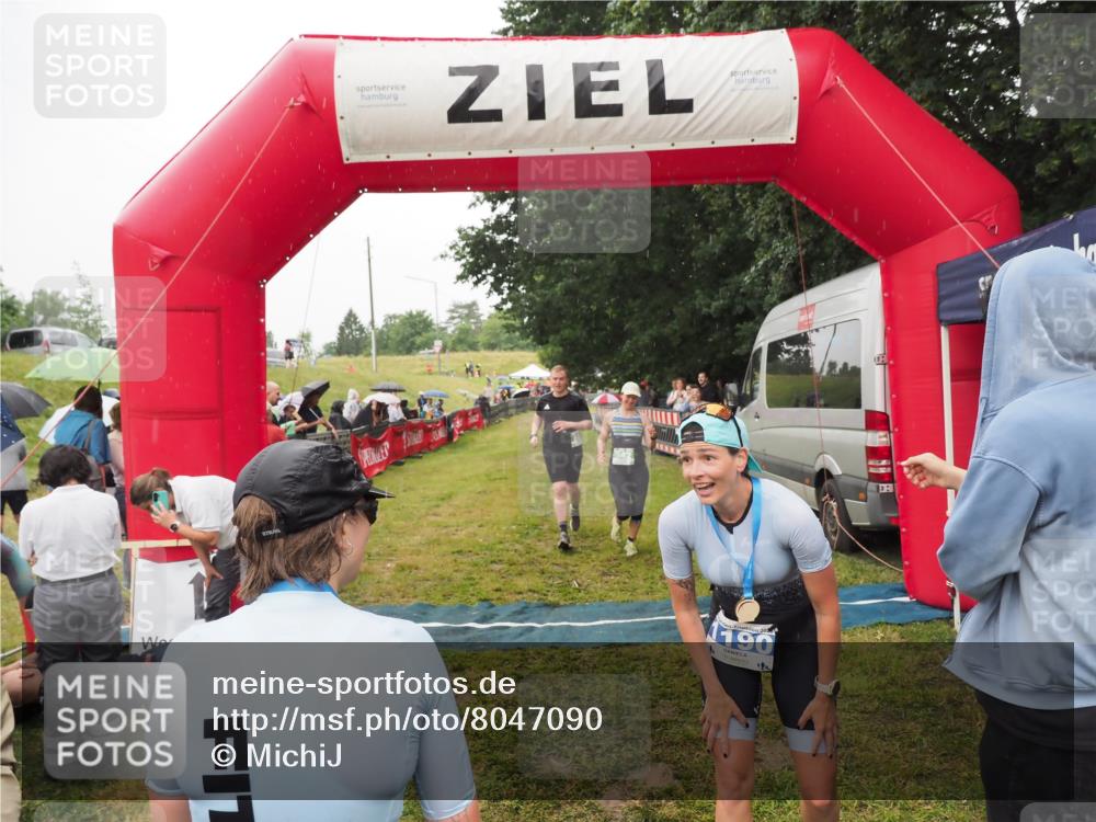 21.06.2025 - 27. Vierlanden-Triathlon MichiJ http://msf.ph/oto/8047090 15.06.2026 14:09:35 Ziel 687, 942, 1190, 1191 meine-sportfotos.de