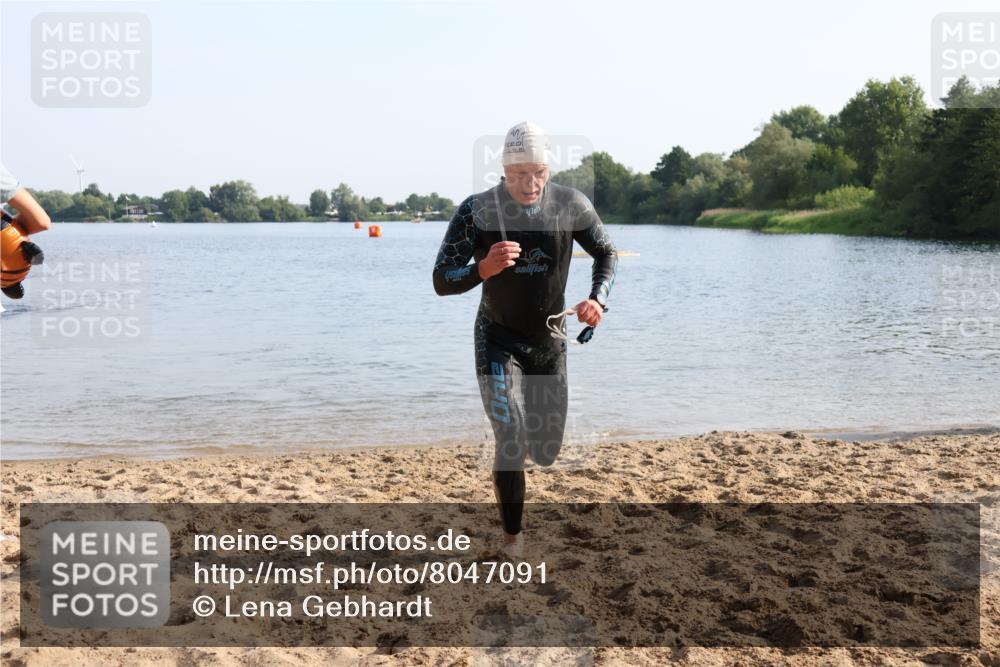 15.06.2025 - 27. Vierlanden-Triathlon Lena Gebhardt http://msf.ph/oto/8047091 15.06.2025 08:44:54 Schwimmen 81, 160 meine-sportfotos.de