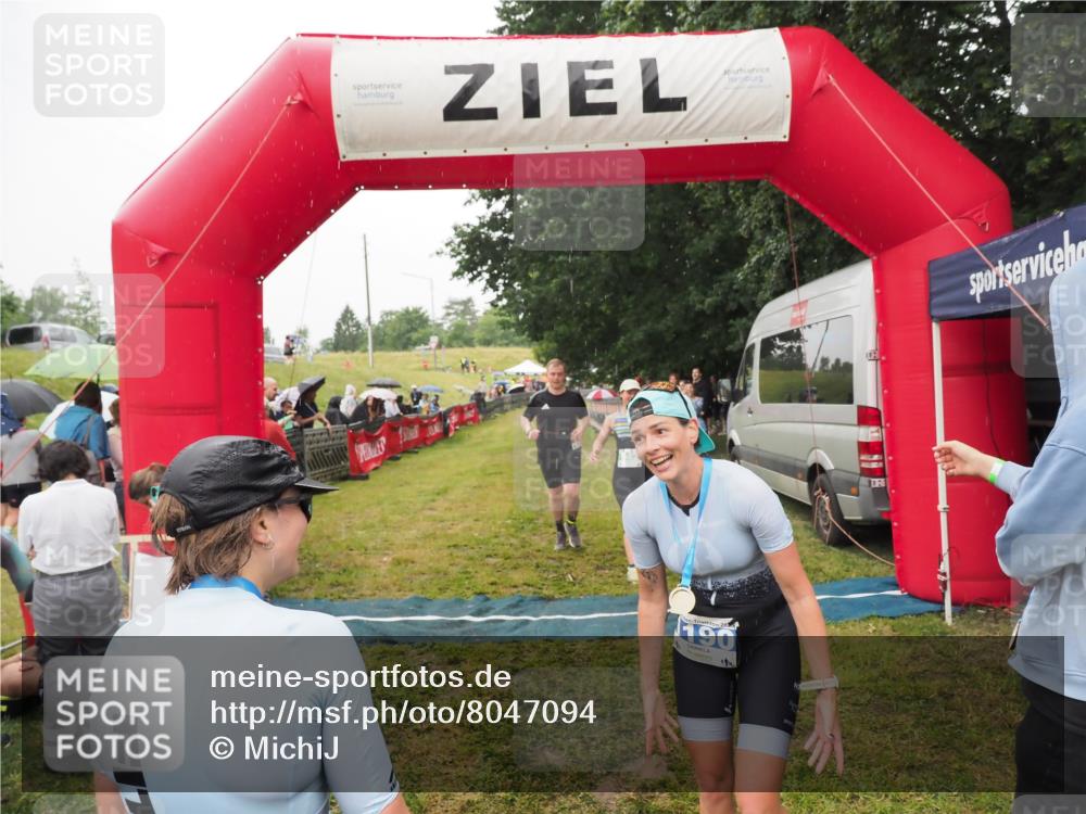 21.06.2025 - 27. Vierlanden-Triathlon MichiJ http://msf.ph/oto/8047094 15.06.2026 14:09:35 Ziel 687, 942, 1190, 1191 meine-sportfotos.de