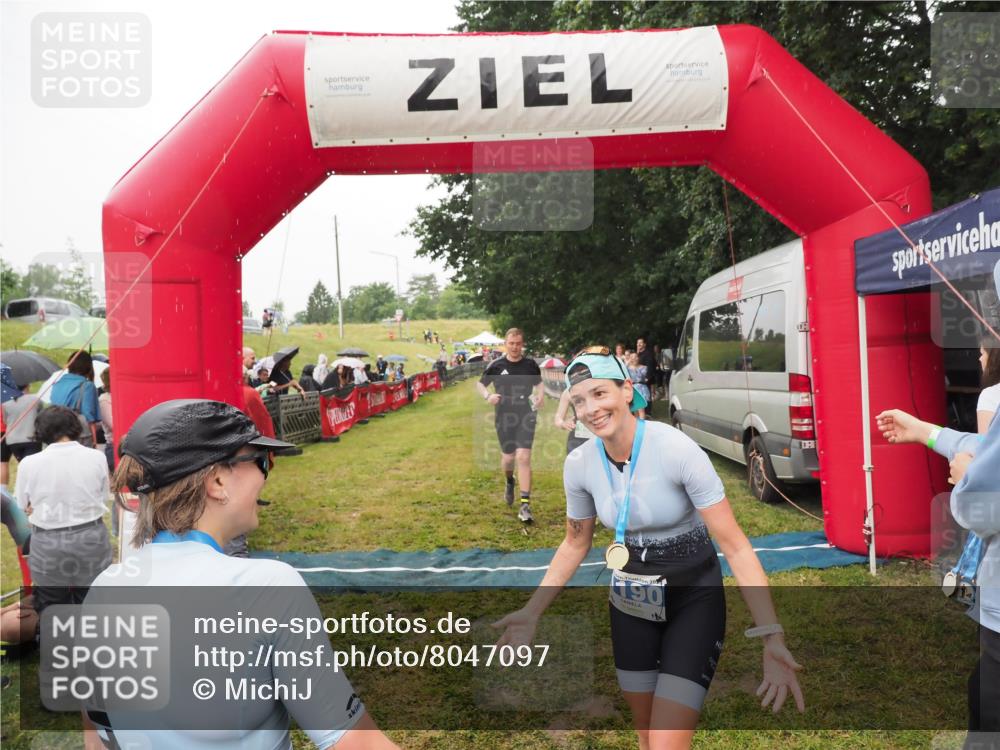 21.06.2025 - 27. Vierlanden-Triathlon MichiJ http://msf.ph/oto/8047097 15.06.2026 14:09:35 Ziel 687, 942, 1190, 1191 meine-sportfotos.de