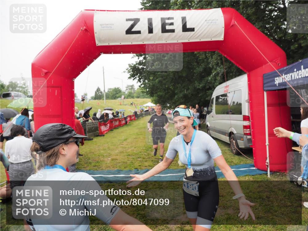 21.06.2025 - 27. Vierlanden-Triathlon MichiJ http://msf.ph/oto/8047099 15.06.2026 14:09:35 Ziel 687, 942, 1190, 1191 meine-sportfotos.de