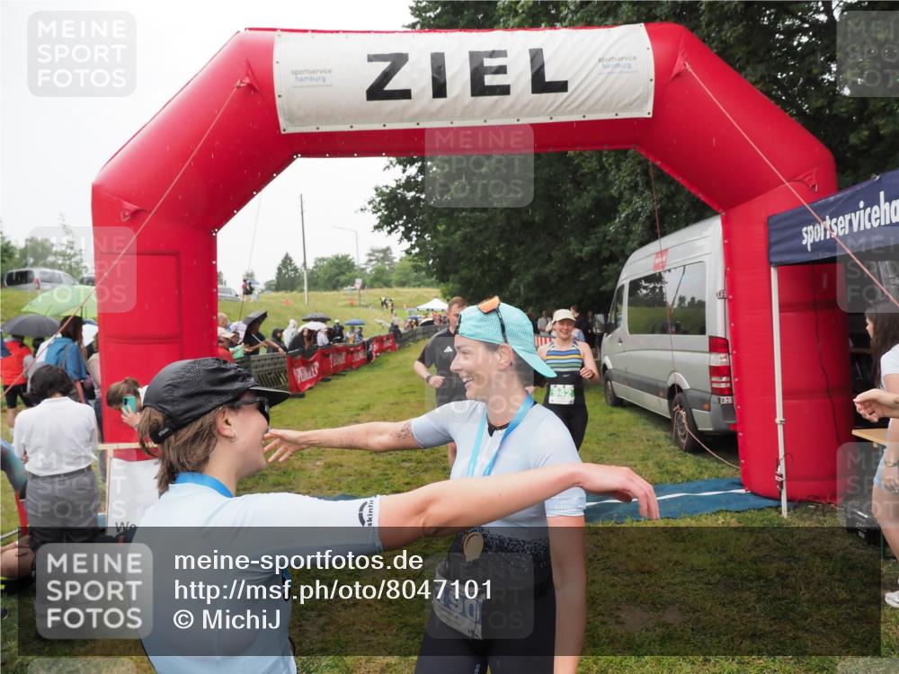 21.06.2025 - 27. Vierlanden-Triathlon MichiJ http://msf.ph/oto/8047101 15.06.2026 14:09:36 Ziel 687, 942, 1190, 1191 meine-sportfotos.de
