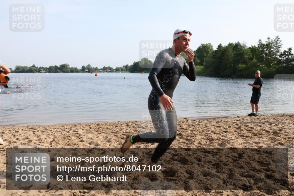 15.06.2025 - 27. Vierlanden-Triathlon Lena Gebhardt http://msf.ph/oto/8047102 15.06.2025 08:45:13 Schwimmen 127 meine-sportfotos.de