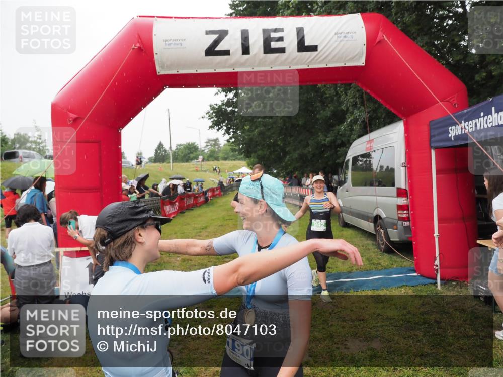 21.06.2025 - 27. Vierlanden-Triathlon MichiJ http://msf.ph/oto/8047103 15.06.2026 14:09:36 Ziel 687, 942, 1190, 1191 meine-sportfotos.de