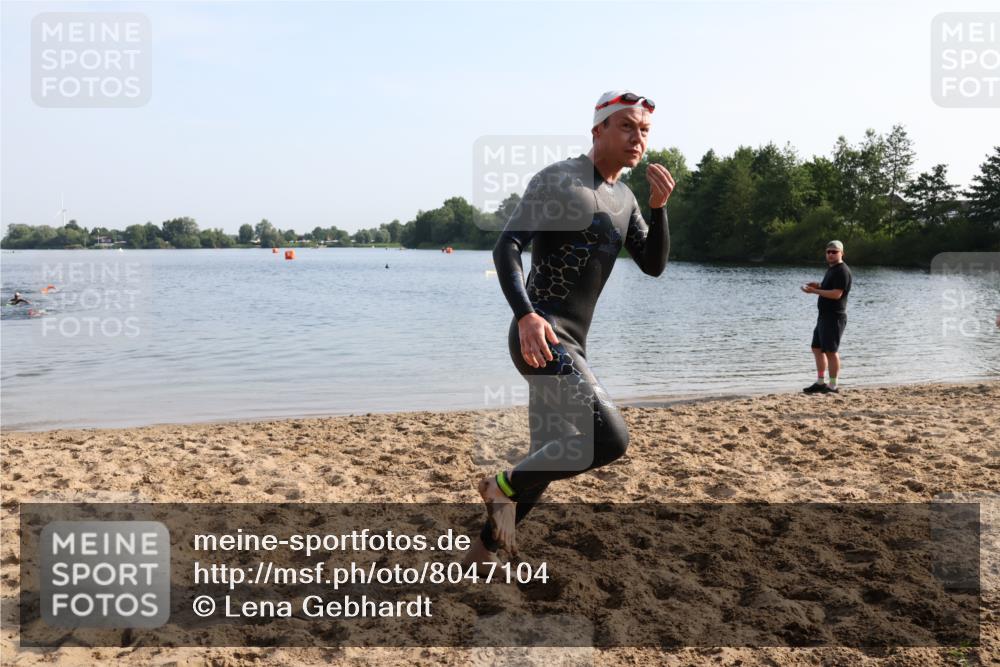 15.06.2025 - 27. Vierlanden-Triathlon Lena Gebhardt http://msf.ph/oto/8047104 15.06.2025 08:45:13 Schwimmen 127 meine-sportfotos.de