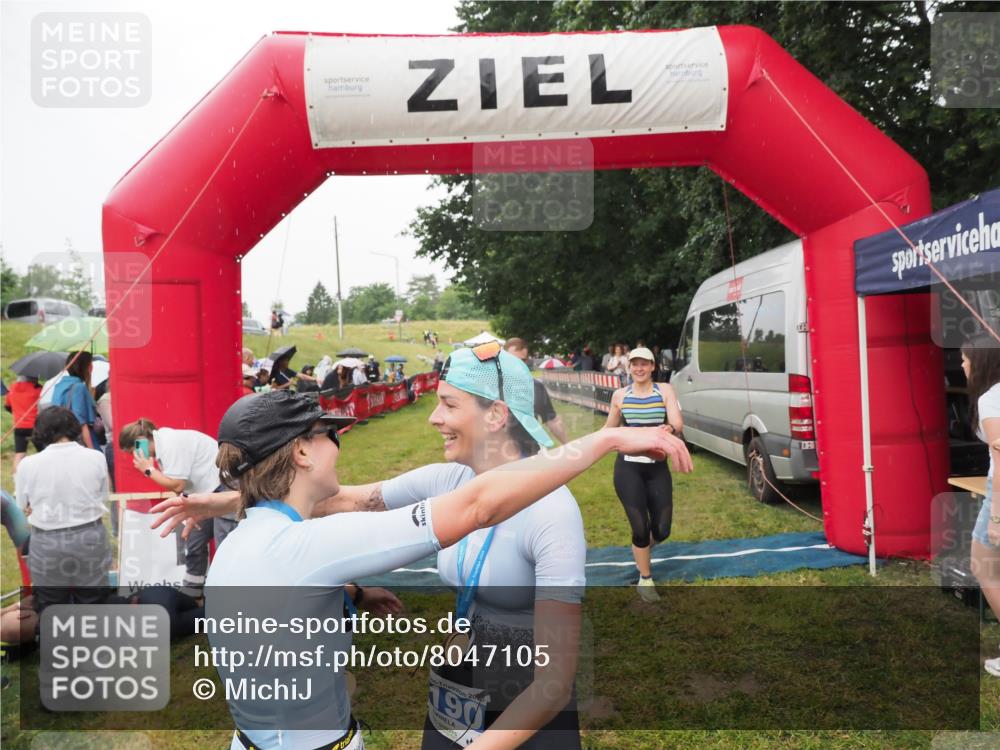 21.06.2025 - 27. Vierlanden-Triathlon MichiJ http://msf.ph/oto/8047105 15.06.2026 14:09:36 Ziel 687, 942, 1190, 1191 meine-sportfotos.de