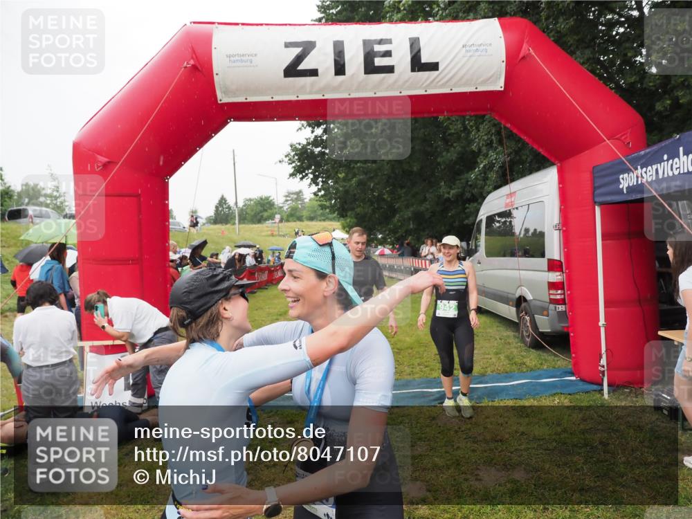 21.06.2025 - 27. Vierlanden-Triathlon MichiJ http://msf.ph/oto/8047107 15.06.2026 14:09:36 Ziel 687, 942, 1190, 1191 meine-sportfotos.de