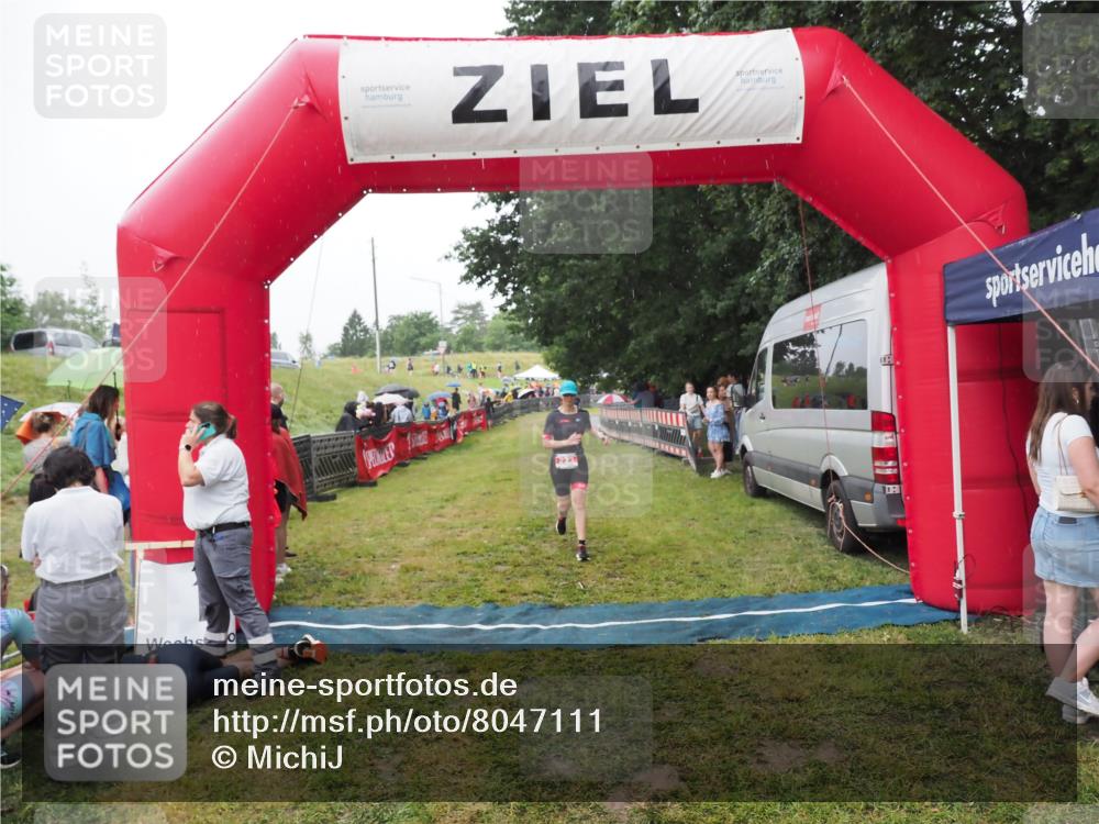 21.06.2025 - 27. Vierlanden-Triathlon MichiJ http://msf.ph/oto/8047111 15.06.2026 14:09:55 Ziel 223, 1166 meine-sportfotos.de