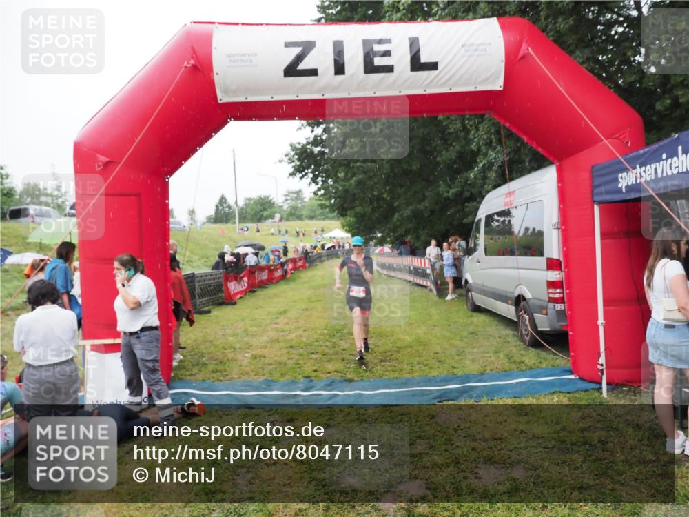 21.06.2025 - 27. Vierlanden-Triathlon MichiJ http://msf.ph/oto/8047115 15.06.2026 14:09:55 Ziel 223, 1166 meine-sportfotos.de