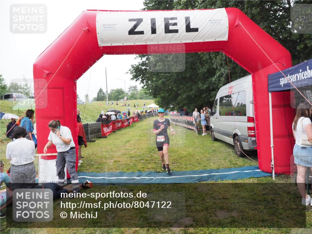 21.06.2025 - 27. Vierlanden-Triathlon MichiJ http://msf.ph/oto/8047122 15.06.2026 14:09:55 Ziel 223, 1166 meine-sportfotos.de