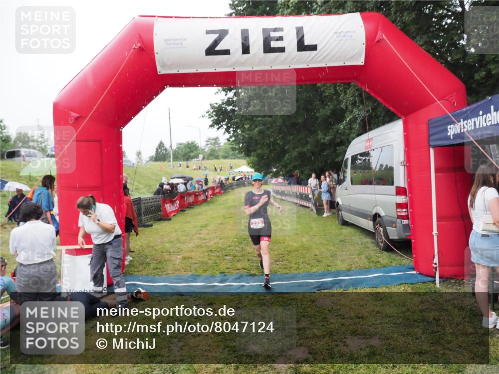 21.06.2025 - 27. Vierlanden-Triathlon MichiJ http://msf.ph/oto/8047124 15.06.2026 14:09:55 Ziel 223, 1166 meine-sportfotos.de