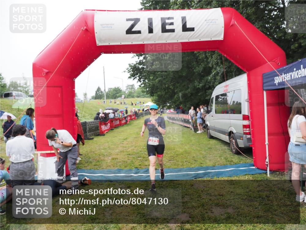 21.06.2025 - 27. Vierlanden-Triathlon MichiJ http://msf.ph/oto/8047130 15.06.2026 14:09:56 Ziel 223 meine-sportfotos.de