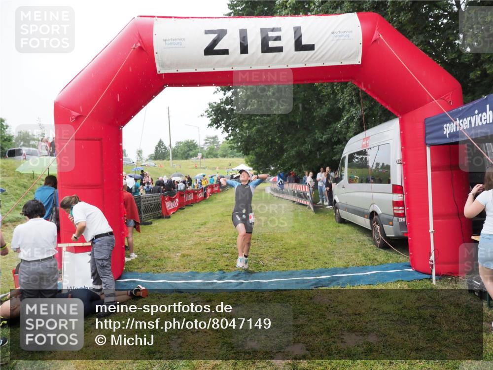 21.06.2025 - 27. Vierlanden-Triathlon MichiJ http://msf.ph/oto/8047149 15.06.2026 14:10:17 Ziel 219 meine-sportfotos.de