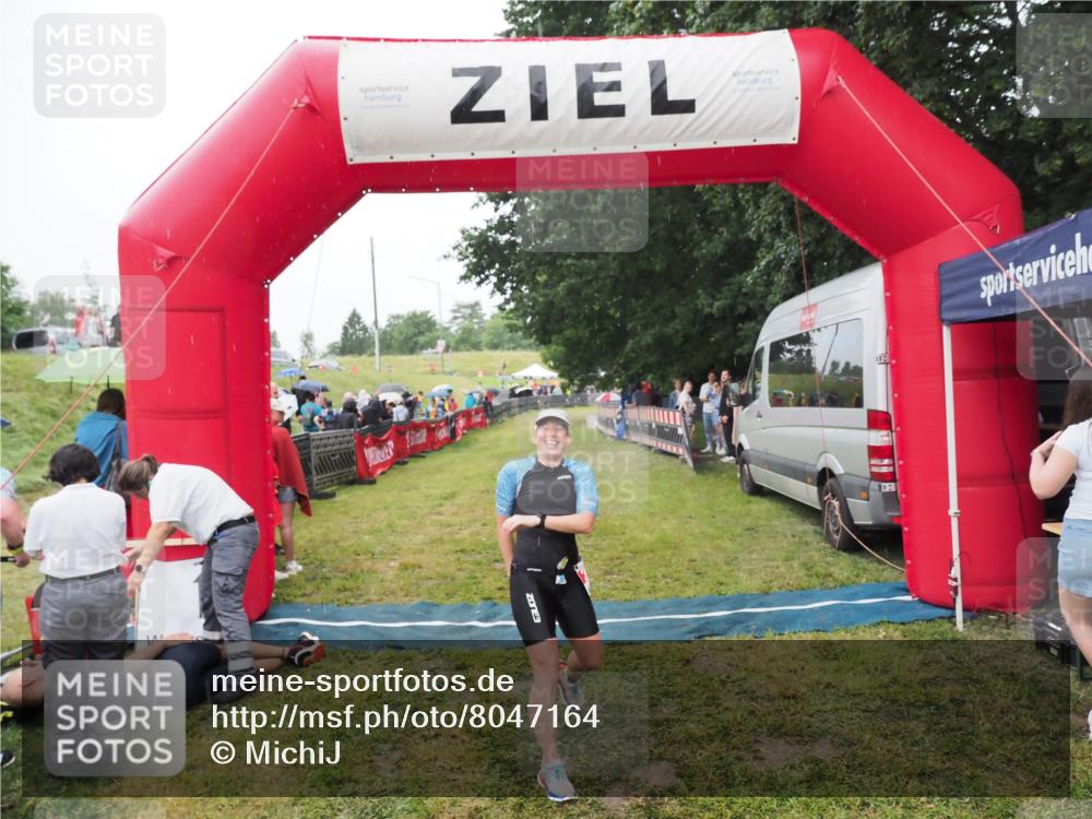 21.06.2025 - 27. Vierlanden-Triathlon MichiJ http://msf.ph/oto/8047164 15.06.2026 14:10:18 Ziel 219 meine-sportfotos.de