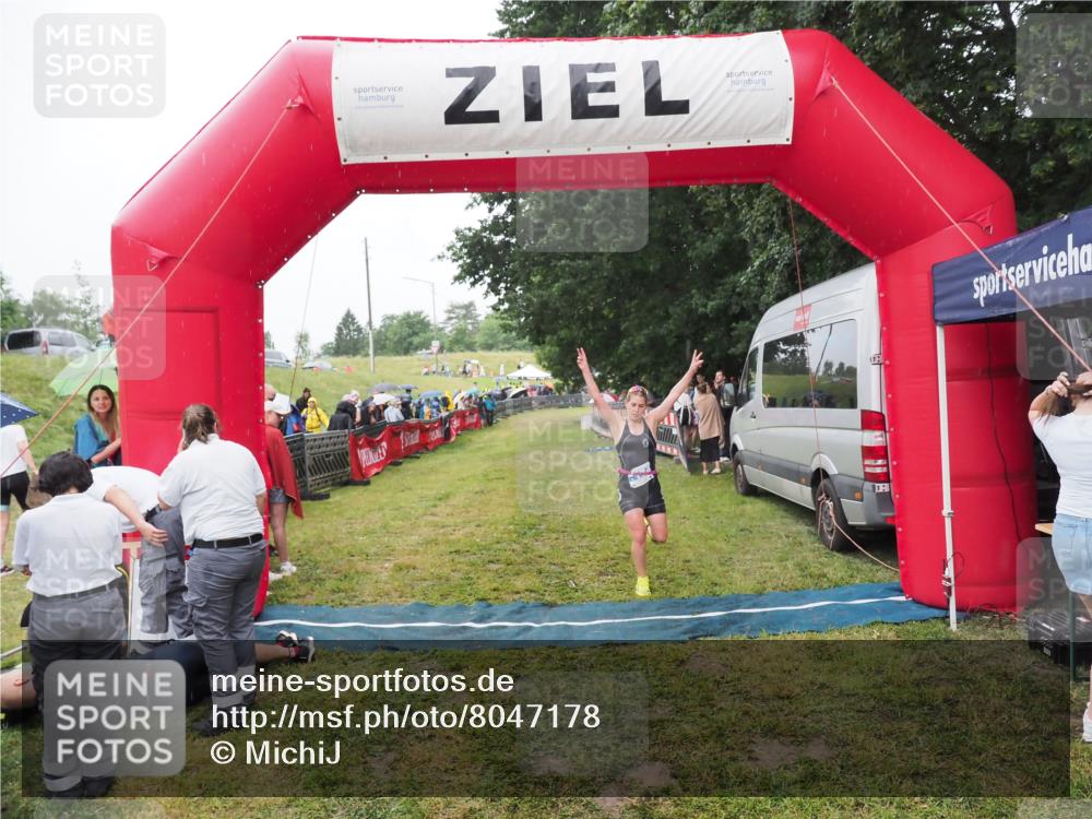 21.06.2025 - 27. Vierlanden-Triathlon MichiJ http://msf.ph/oto/8047178 15.06.2026 14:10:30 Ziel 1174 meine-sportfotos.de