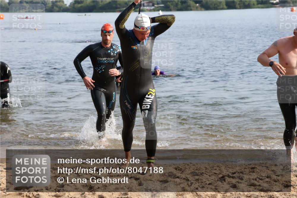 15.06.2025 - 27. Vierlanden-Triathlon Lena Gebhardt http://msf.ph/oto/8047188 15.06.2025 08:45:50 Schwimmen 13, 106, 125, 142, 150 meine-sportfotos.de
