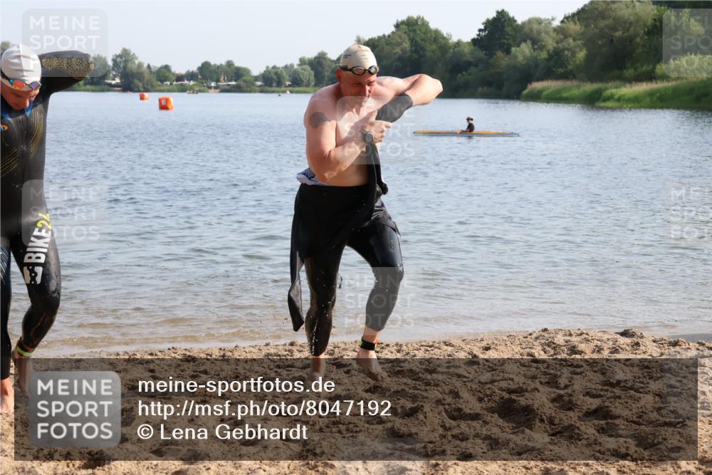 15.06.2025 - 27. Vierlanden-Triathlon Lena Gebhardt http://msf.ph/oto/8047192 15.06.2025 08:45:51 Schwimmen 13, 106, 125, 142, 150, 152 meine-sportfotos.de