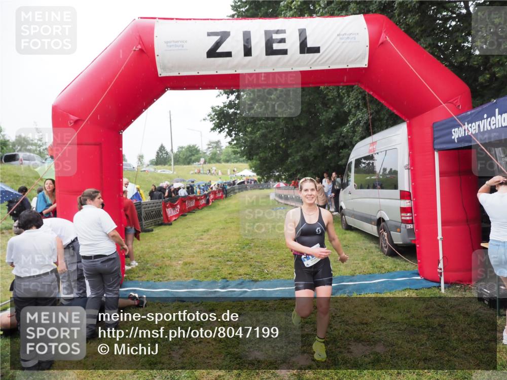 21.06.2025 - 27. Vierlanden-Triathlon MichiJ http://msf.ph/oto/8047199 15.06.2026 14:10:32 Ziel 1174 meine-sportfotos.de