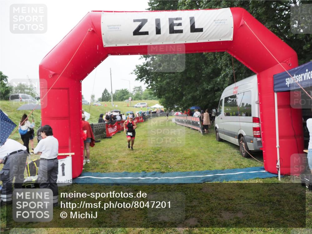 21.06.2025 - 27. Vierlanden-Triathlon MichiJ http://msf.ph/oto/8047201 15.06.2026 14:10:48 Ziel 903 meine-sportfotos.de