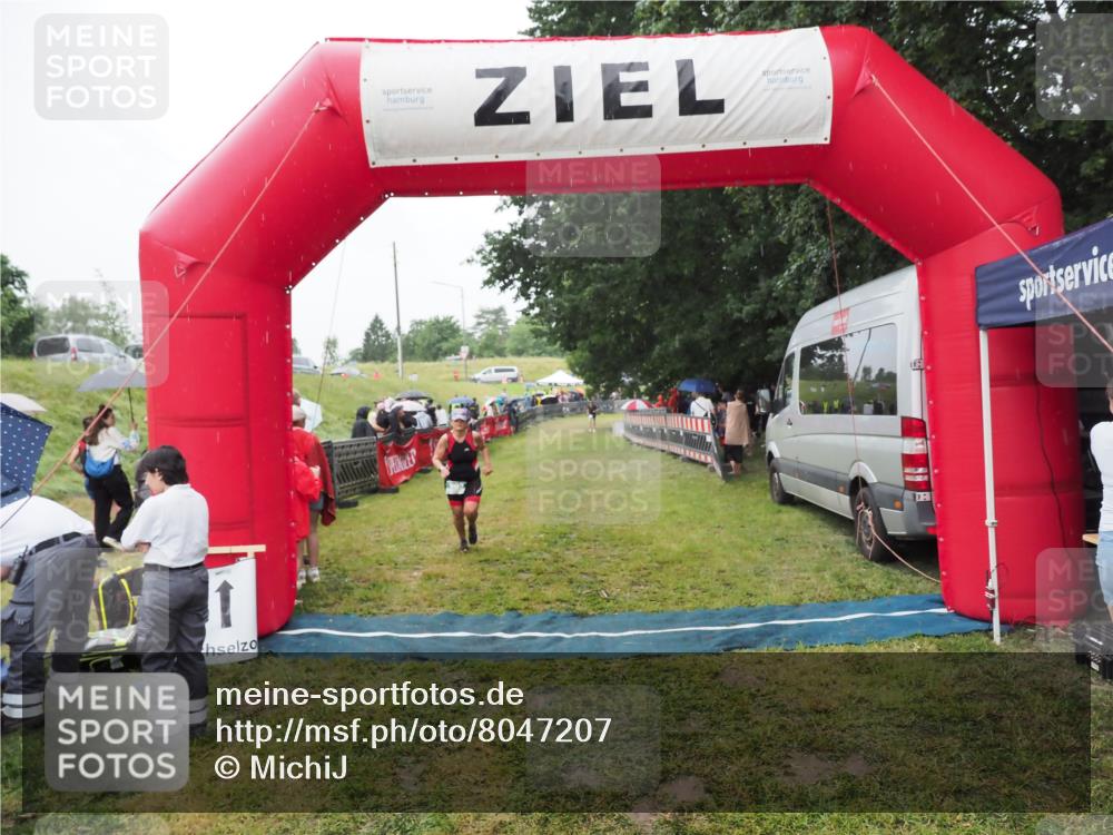 21.06.2025 - 27. Vierlanden-Triathlon MichiJ http://msf.ph/oto/8047207 15.06.2026 14:10:48 Ziel 903 meine-sportfotos.de