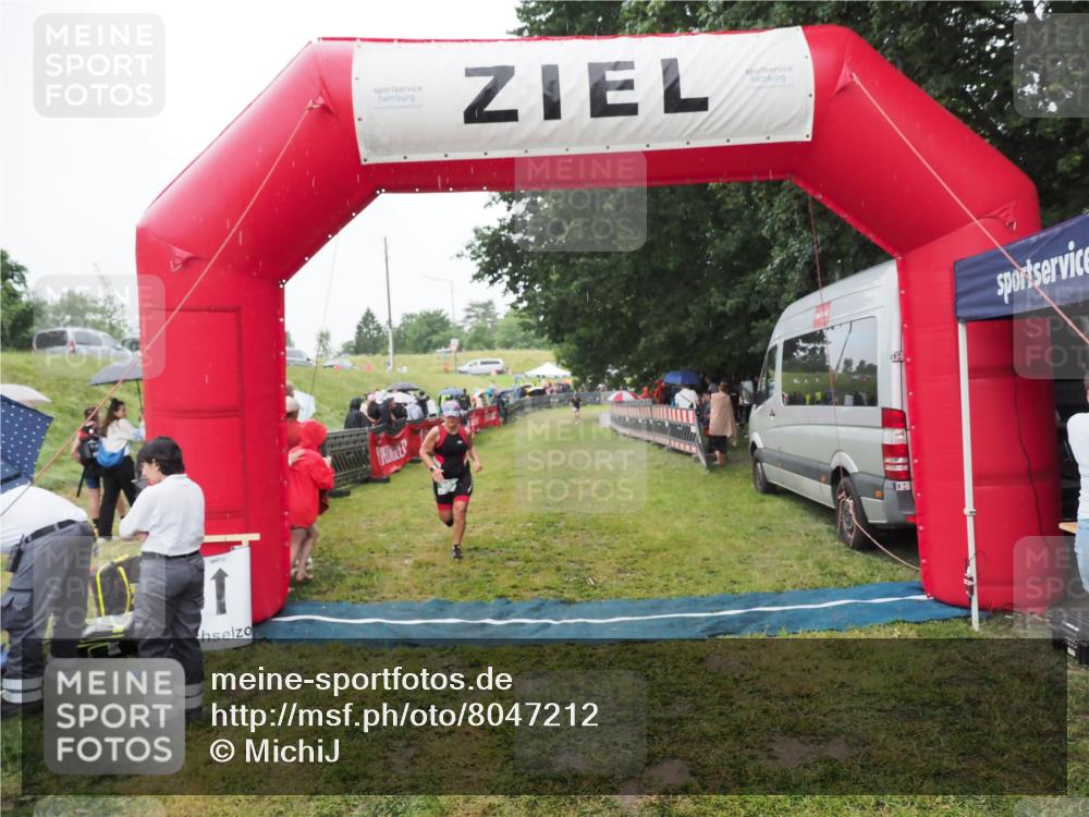 21.06.2025 - 27. Vierlanden-Triathlon MichiJ http://msf.ph/oto/8047212 15.06.2026 14:10:49 Ziel 903 meine-sportfotos.de