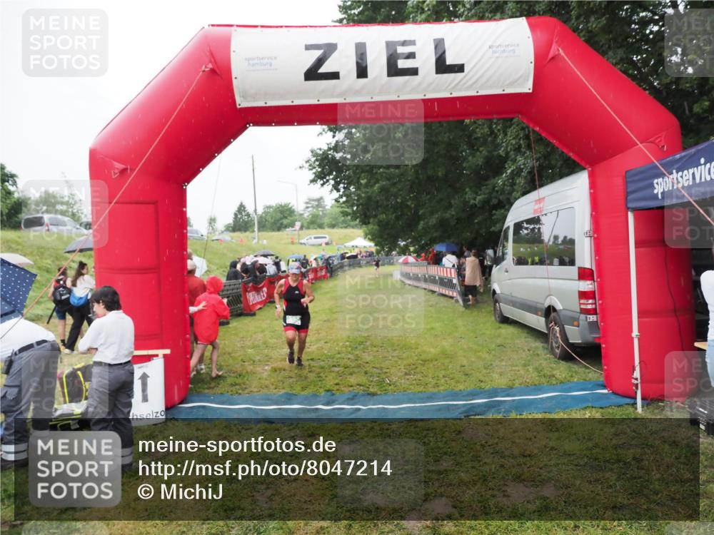 21.06.2025 - 27. Vierlanden-Triathlon MichiJ http://msf.ph/oto/8047214 15.06.2026 14:10:49 Ziel 903 meine-sportfotos.de