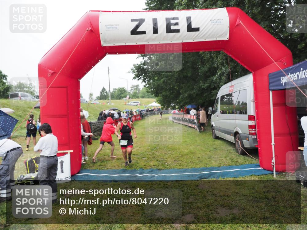 21.06.2025 - 27. Vierlanden-Triathlon MichiJ http://msf.ph/oto/8047220 15.06.2026 14:10:49 Ziel 903 meine-sportfotos.de