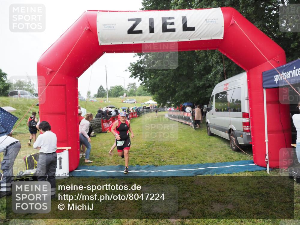 21.06.2025 - 27. Vierlanden-Triathlon MichiJ http://msf.ph/oto/8047224 15.06.2026 14:10:49 Ziel 903 meine-sportfotos.de