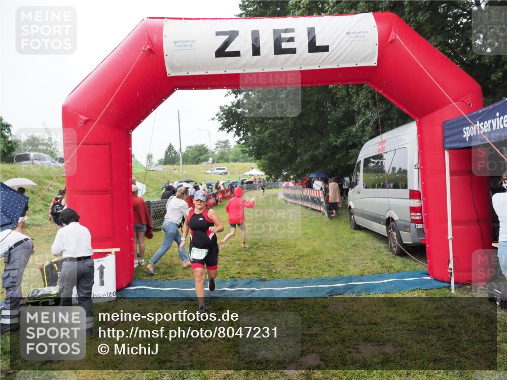 21.06.2025 - 27. Vierlanden-Triathlon MichiJ http://msf.ph/oto/8047231 15.06.2026 14:10:50 Ziel 903 meine-sportfotos.de