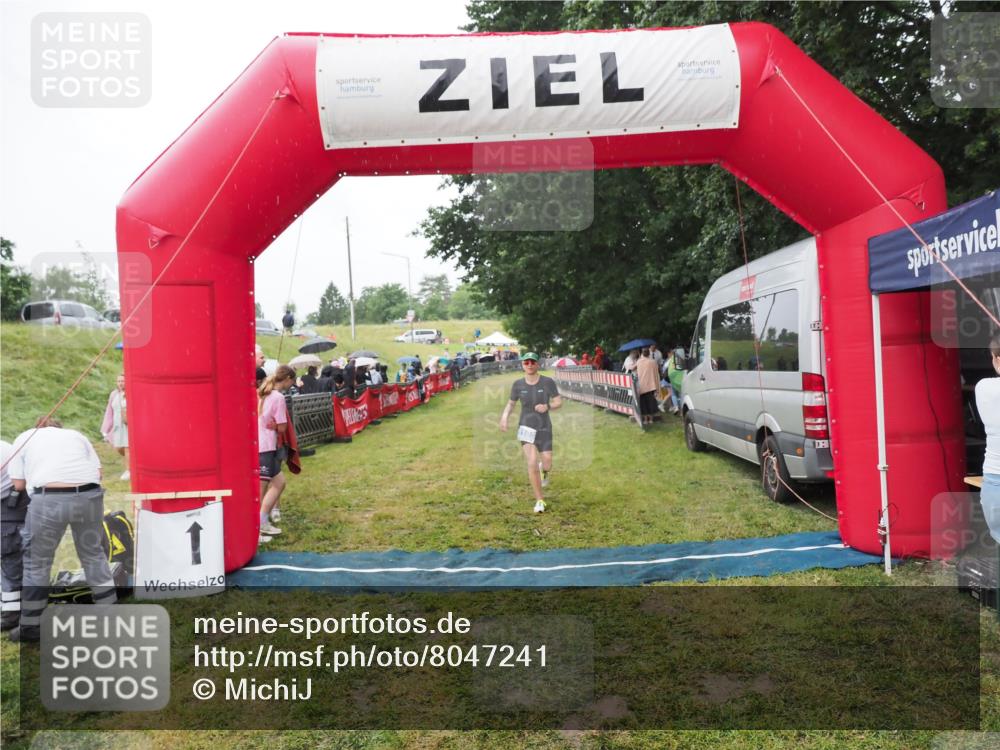 21.06.2025 - 27. Vierlanden-Triathlon MichiJ http://msf.ph/oto/8047241 15.06.2026 14:10:58 Ziel 1165 meine-sportfotos.de