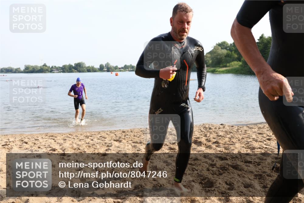 15.06.2025 - 27. Vierlanden-Triathlon Lena Gebhardt http://msf.ph/oto/8047246 15.06.2025 08:46:03 Schwimmen 106, 134, 142, 152, 194 meine-sportfotos.de