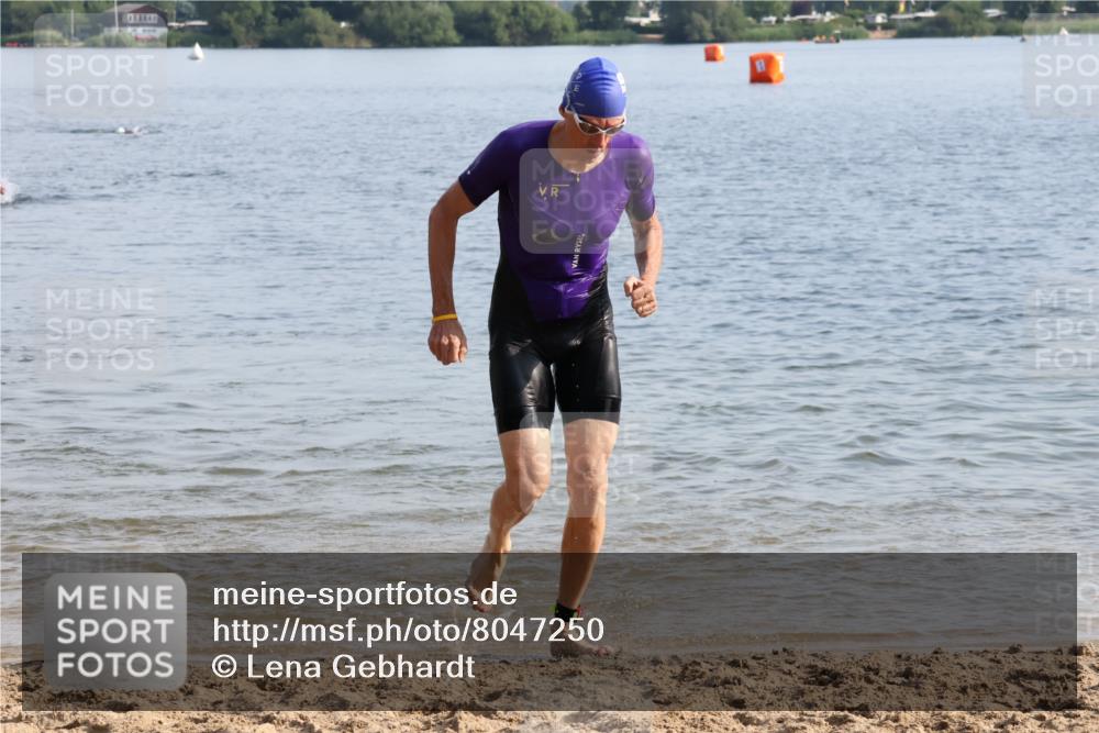 15.06.2025 - 27. Vierlanden-Triathlon Lena Gebhardt http://msf.ph/oto/8047250 15.06.2025 08:46:04 Schwimmen 134, 142, 152, 194 meine-sportfotos.de