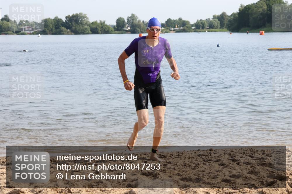 15.06.2025 - 27. Vierlanden-Triathlon Lena Gebhardt http://msf.ph/oto/8047253 15.06.2025 08:46:05 Schwimmen 134, 142, 152, 194 meine-sportfotos.de