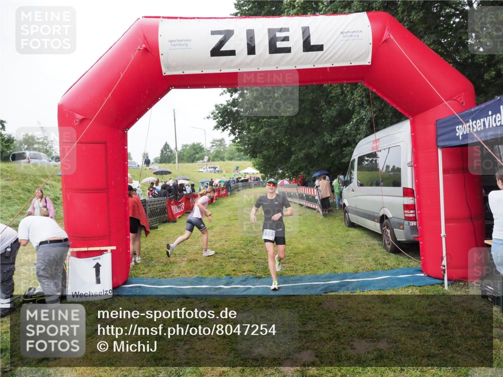 21.06.2025 - 27. Vierlanden-Triathlon MichiJ http://msf.ph/oto/8047254 15.06.2026 14:10:59 Ziel 1165 meine-sportfotos.de