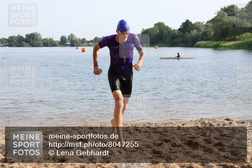 15.06.2025 - 27. Vierlanden-Triathlon Lena Gebhardt http://msf.ph/oto/8047255 15.06.2025 08:46:06 Schwimmen 134, 142, 152, 194 meine-sportfotos.de