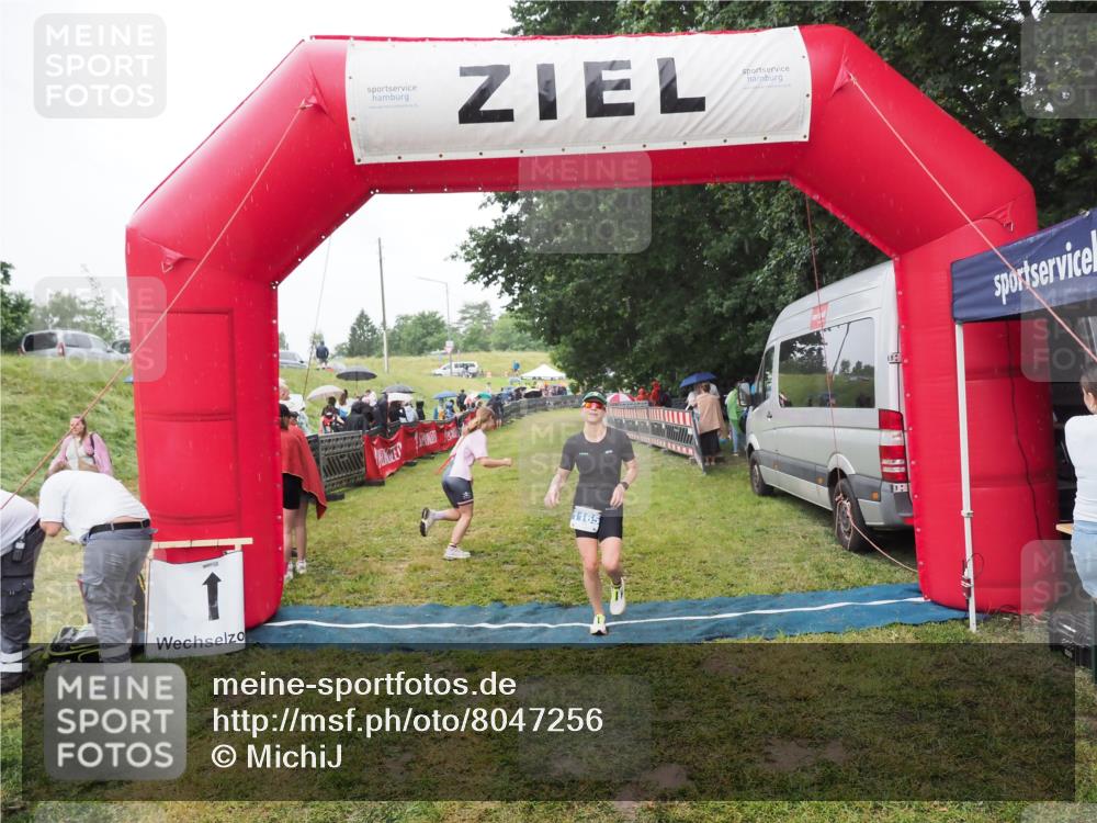 21.06.2025 - 27. Vierlanden-Triathlon MichiJ http://msf.ph/oto/8047256 15.06.2026 14:10:59 Ziel 1165 meine-sportfotos.de