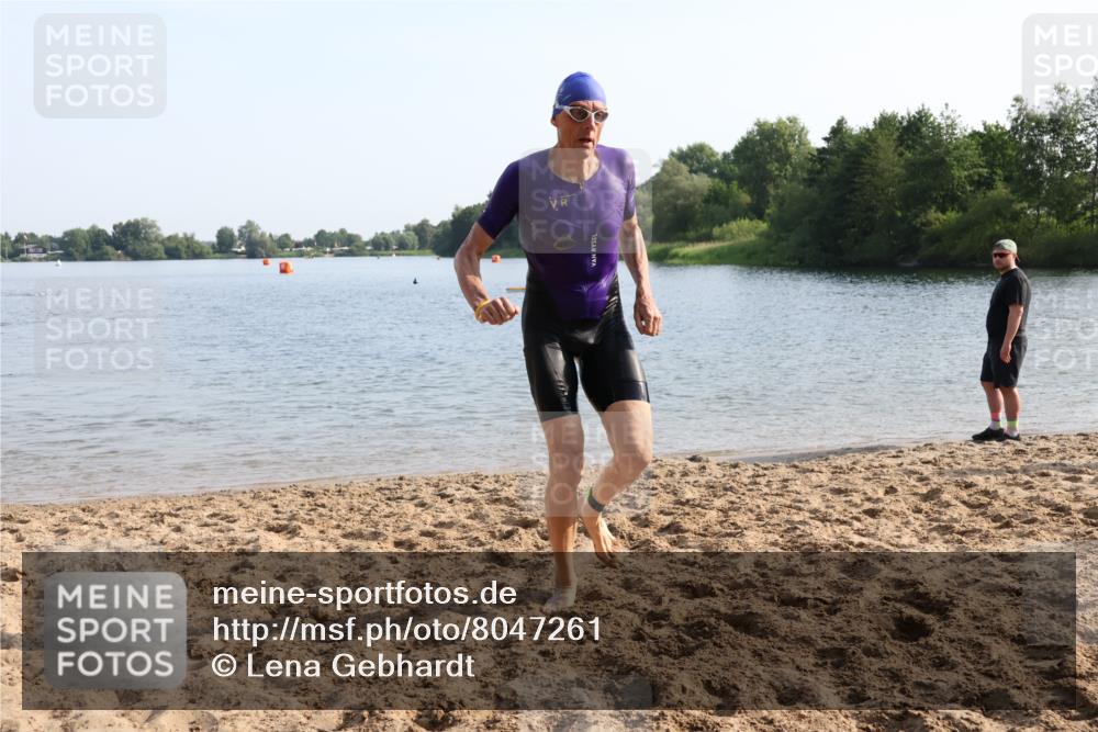 15.06.2025 - 27. Vierlanden-Triathlon Lena Gebhardt http://msf.ph/oto/8047261 15.06.2025 08:46:07 Schwimmen 134, 152, 194 meine-sportfotos.de