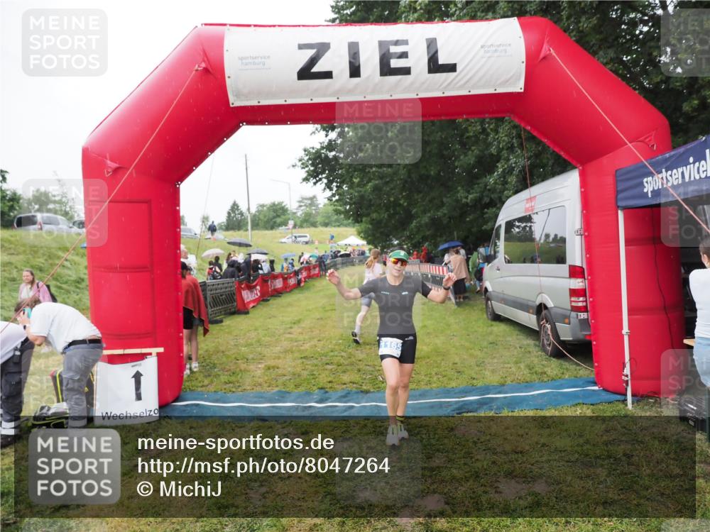 21.06.2025 - 27. Vierlanden-Triathlon MichiJ http://msf.ph/oto/8047264 15.06.2026 14:10:59 Ziel 1165 meine-sportfotos.de