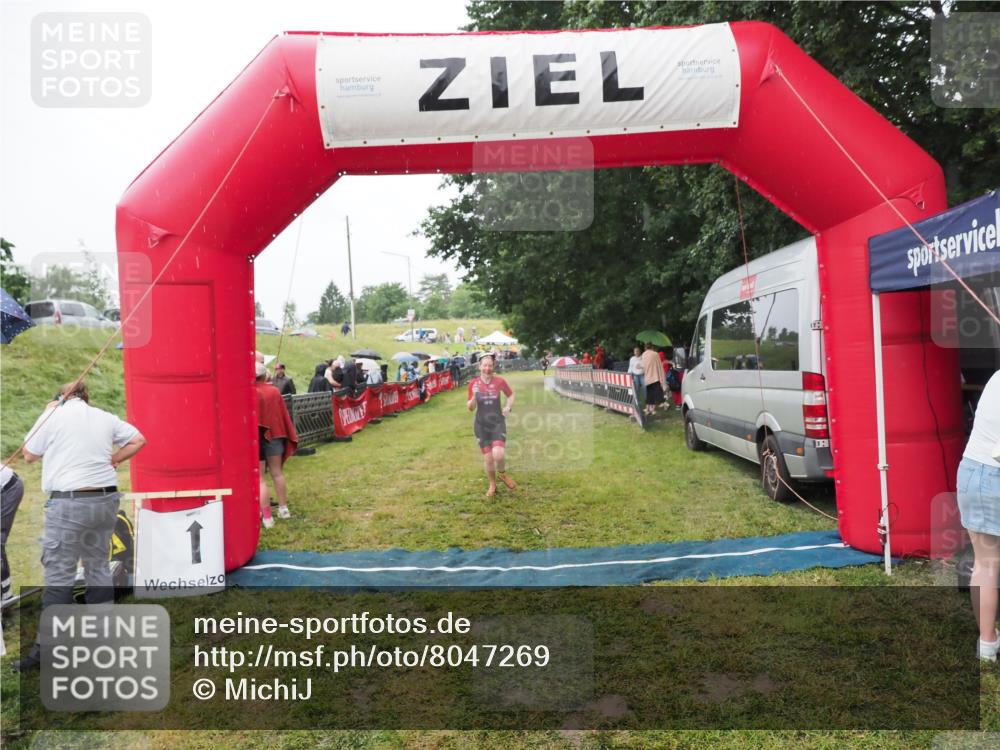 21.06.2025 - 27. Vierlanden-Triathlon MichiJ http://msf.ph/oto/8047269 15.06.2026 14:11:09 Ziel 1178 meine-sportfotos.de