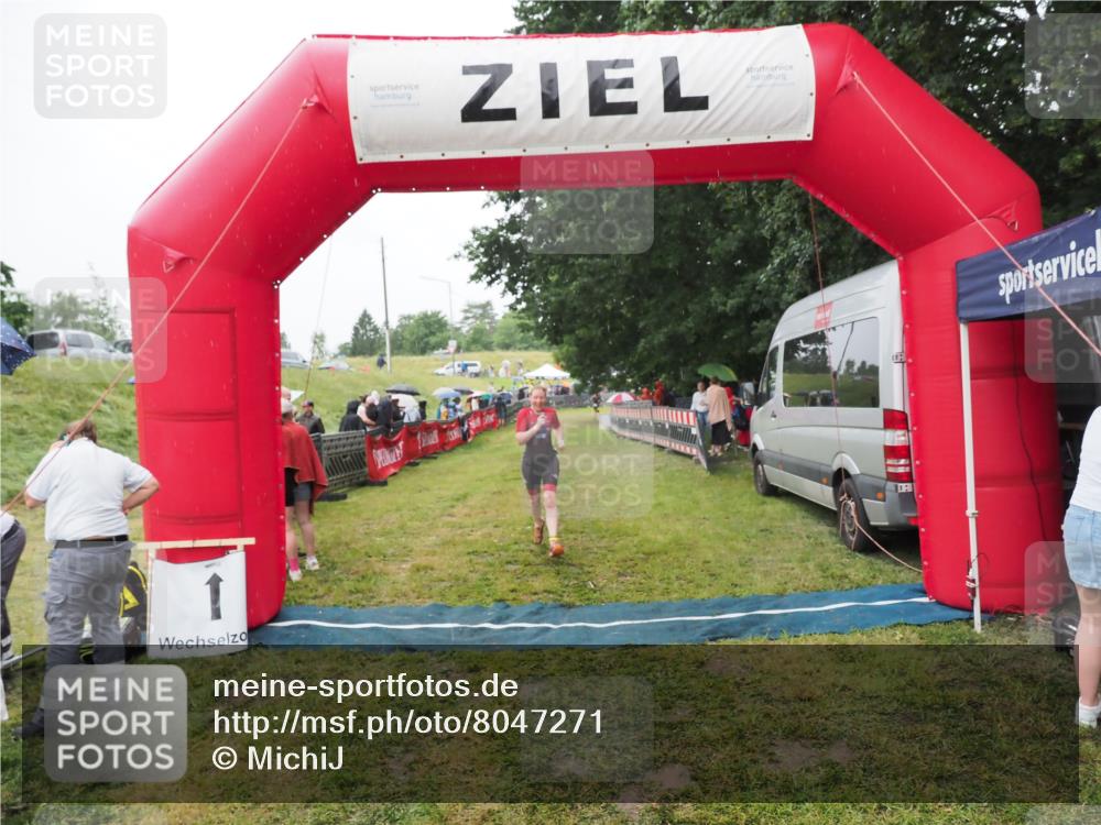 21.06.2025 - 27. Vierlanden-Triathlon MichiJ http://msf.ph/oto/8047271 15.06.2026 14:11:10 Ziel 1178 meine-sportfotos.de