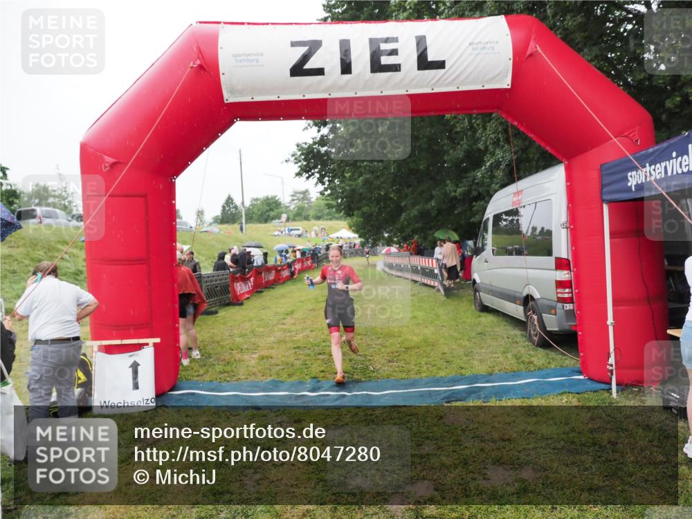 21.06.2025 - 27. Vierlanden-Triathlon MichiJ http://msf.ph/oto/8047280 15.06.2026 14:11:10 Ziel 1178 meine-sportfotos.de