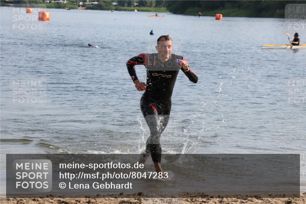 15.06.2025 - 27. Vierlanden-Triathlon Lena Gebhardt http://msf.ph/oto/8047283 15.06.2025 08:46:40 Schwimmen 161 meine-sportfotos.de