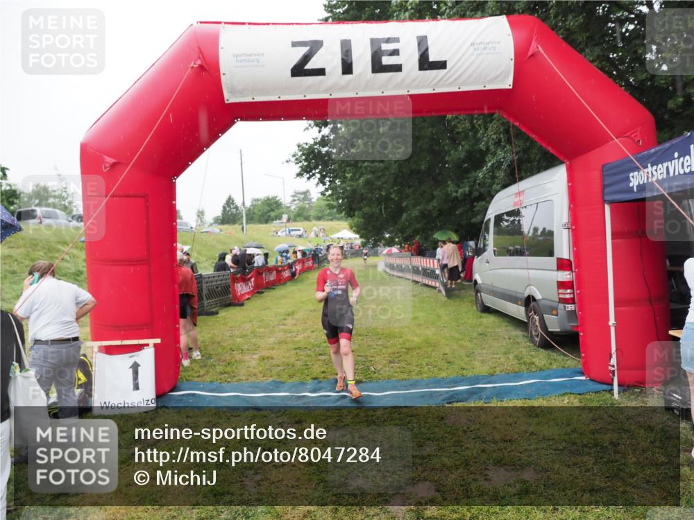 21.06.2025 - 27. Vierlanden-Triathlon MichiJ http://msf.ph/oto/8047284 15.06.2026 14:11:10 Ziel 1178 meine-sportfotos.de