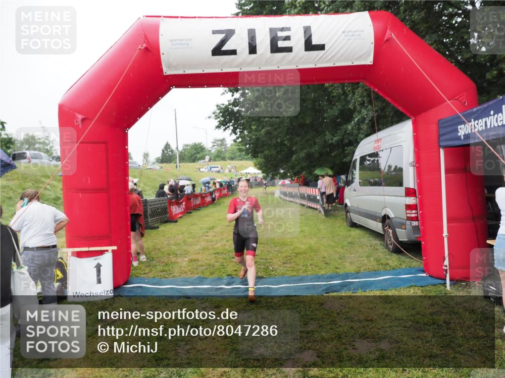 21.06.2025 - 27. Vierlanden-Triathlon MichiJ http://msf.ph/oto/8047286 15.06.2026 14:11:10 Ziel 1178 meine-sportfotos.de