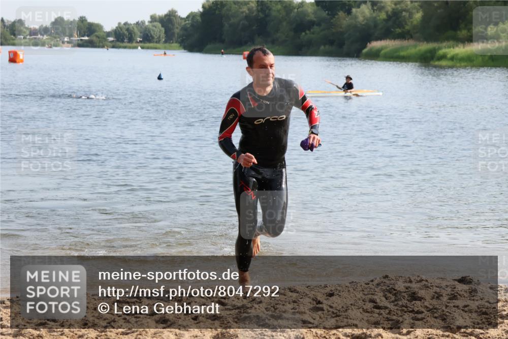 15.06.2025 - 27. Vierlanden-Triathlon Lena Gebhardt http://msf.ph/oto/8047292 15.06.2025 08:46:41 Schwimmen 161 meine-sportfotos.de