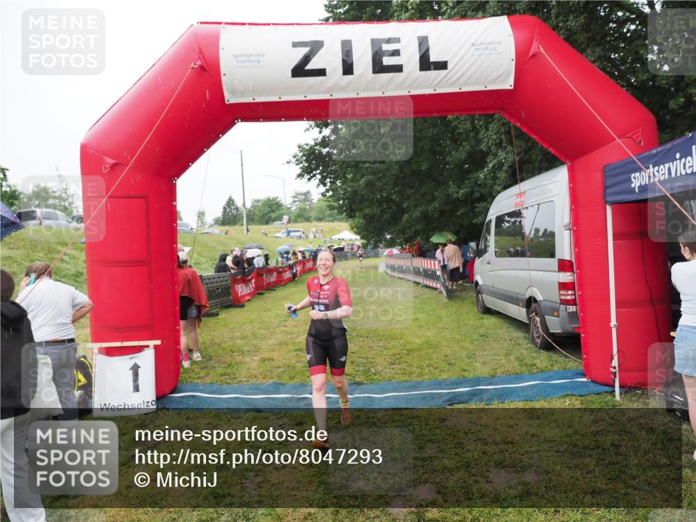 21.06.2025 - 27. Vierlanden-Triathlon MichiJ http://msf.ph/oto/8047293 15.06.2026 14:11:11 Ziel 1178 meine-sportfotos.de
