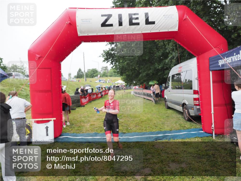 21.06.2025 - 27. Vierlanden-Triathlon MichiJ http://msf.ph/oto/8047295 15.06.2026 14:11:11 Ziel 1178 meine-sportfotos.de