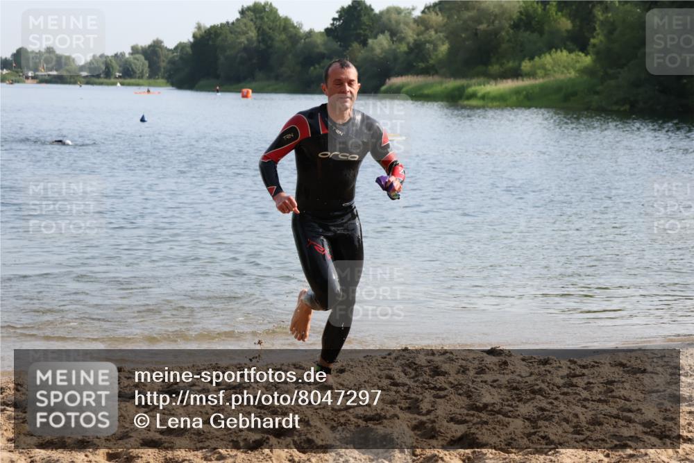 15.06.2025 - 27. Vierlanden-Triathlon Lena Gebhardt http://msf.ph/oto/8047297 15.06.2025 08:46:41 Schwimmen 161 meine-sportfotos.de