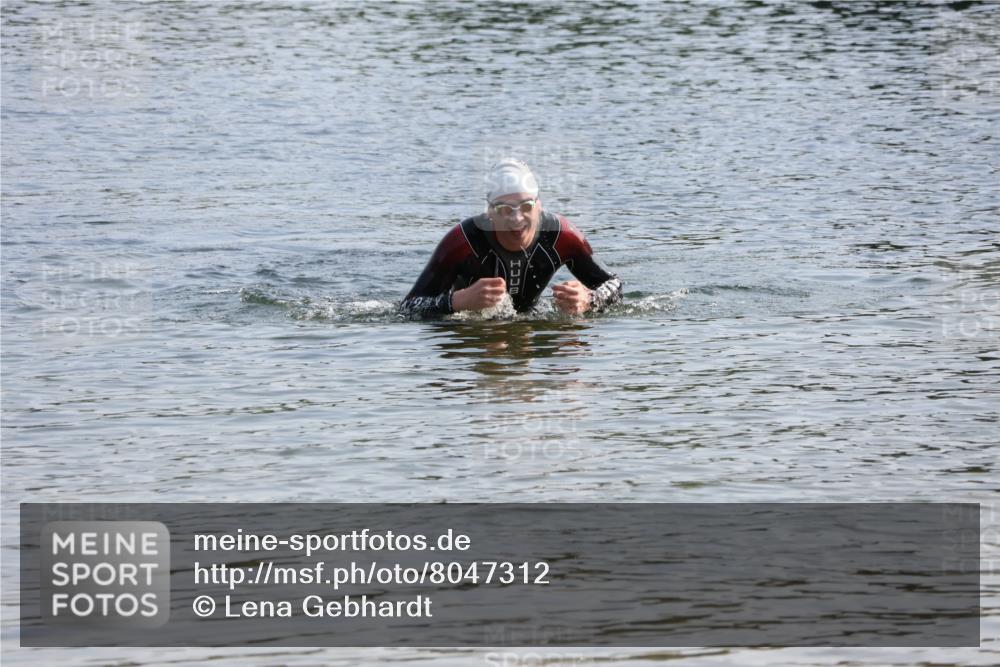 15.06.2025 - 27. Vierlanden-Triathlon Lena Gebhardt http://msf.ph/oto/8047312 15.06.2025 08:47:24 Schwimmen 48 meine-sportfotos.de